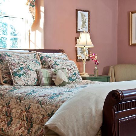 Wayside Inn Bed And Breakfast Ellicott City Room photo