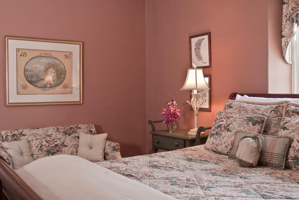 Wayside Inn Bed And Breakfast Ellicott City Room photo