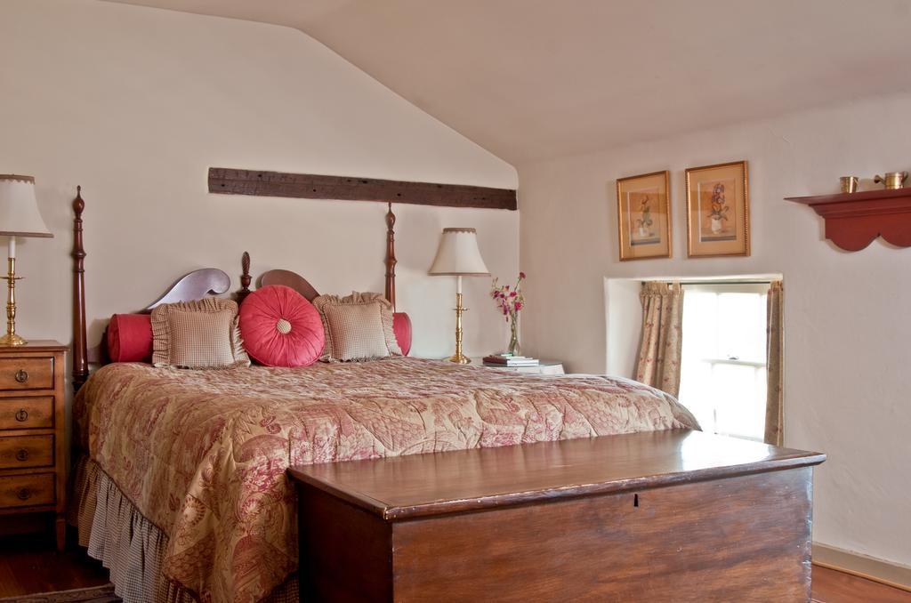 Wayside Inn Bed And Breakfast Ellicott City Room photo